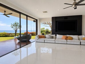 Living area - Lovely 2-bedroom house with AC in Playa Hermosa (Playa Hermosa)