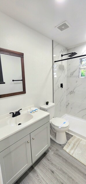 Dusche, Haartrockner, Handtücher, Seife