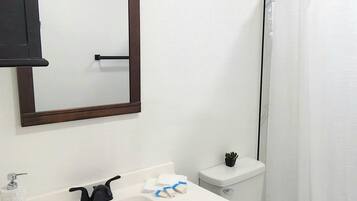 Doccia, asciugacapelli, asciugamani, sapone
