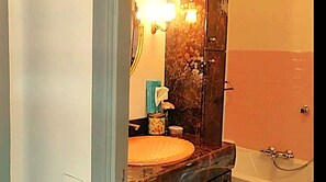 Towels, toilet paper - Vrbo Property (Menton)
