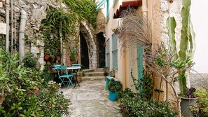 Outdoor dining - Vrbo Property (Menton)