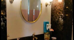 Towels, toilet paper - Vrbo Property (Menton)