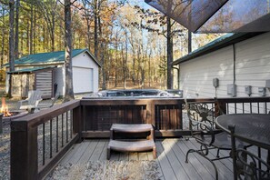 Outdoor spa tub - Cloud Nine 2.0 Cabin Private 2 bed 2 bath 2 Living, Hot Tub, Outdoor Fireplace (Broken Bow)