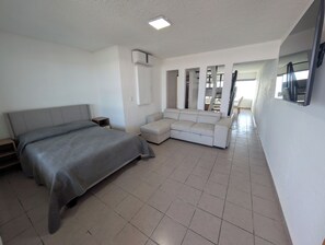 Een strijkplank/strijkijzer, wifi, beddengoed