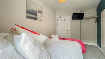 3 bedrooms, iron/ironing board, WiFi, bed sheets