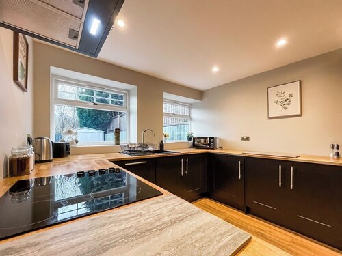 Chestnut House, modern base to explore and rest