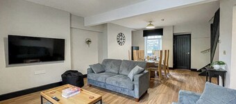 Chestnut House, modern base to explore and rest