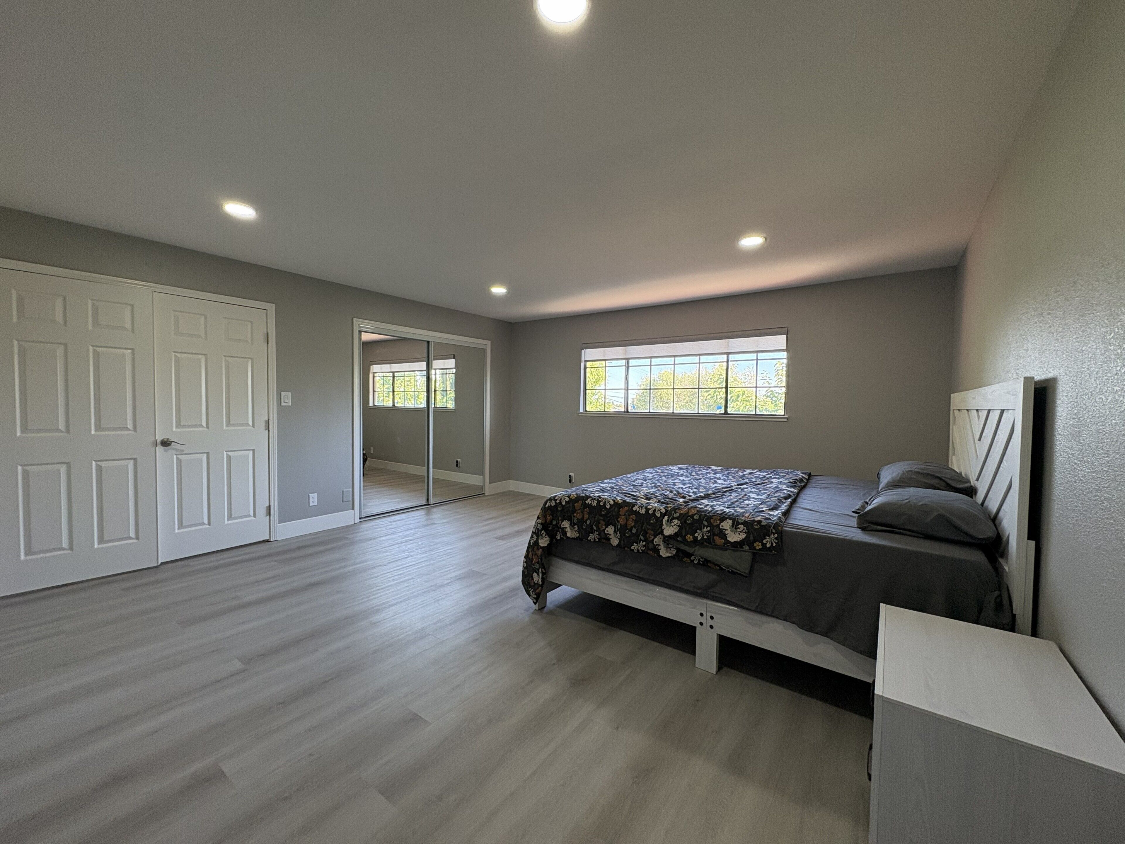5 habitaciones, tabla de planchar con plancha, wifi y ropa de cama 