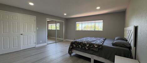 5 bedrooms, iron/ironing board, WiFi, bed sheets