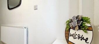 Laurel, Bright 2-Bed Home, Central Aberdare