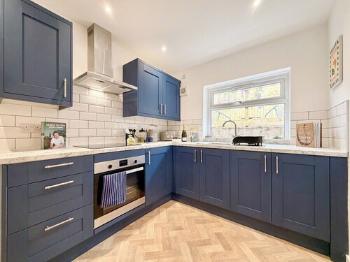 Laurel, Bright 2-Bed Home, Central Aberdare