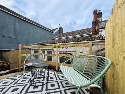 Laurel House, Bright 2-Bed Home, Central Aberdare