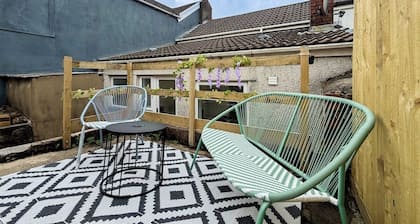 Laurel House, Bright 2-Bed Home, Central Aberdare