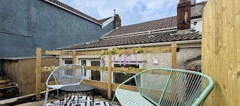 Laurel House, Bright 2-Bed Home, Central Aberdare