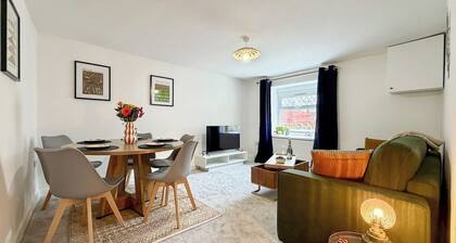 Laurel House, Bright 2-Bed Home, Central Aberdare