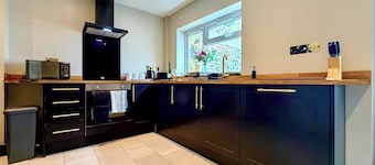 Rowan | Stylish 3-Bed Home, Merthyr Tydfil