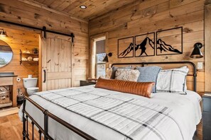 Room - New 4-bedroom cabin, mountain views, hot tub, fire pit, pool table, arcades, etc (Sevierville)