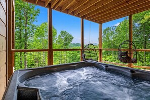 Outdoor spa tub - New 4-bedroom cabin, mountain views, hot tub, fire pit, pool table, arcades, etc (Sevierville)