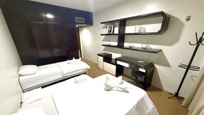 A hotel room with two beds, a desk, a chair, a mirror, and a coat rack. - Raridade Ape 4 Quartosmeirelesbeira Mar180m2 (Fortaleza)