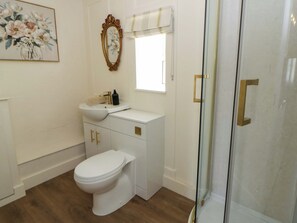 Un bagno con il water, il lavandino e la doccia.