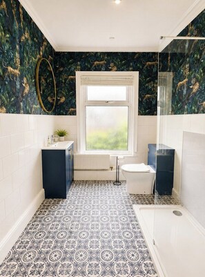 Bathroom - Coastal Getaway 5-bed Sleeps 10 | DN35 (North East Lincolnshire)