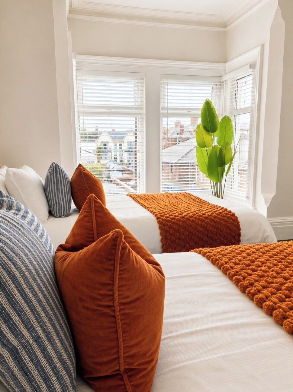 5 bedrooms, internet, bed sheets