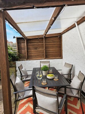 Outdoor dining - Coastal Getaway 5-bed Sleeps 10 | DN35 (North East Lincolnshire)