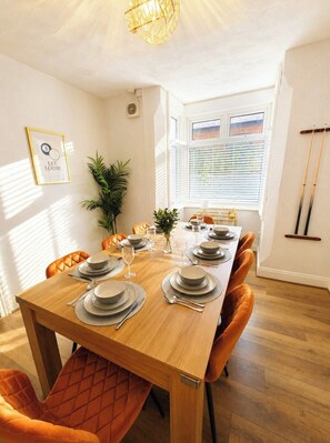 Dining - Coastal Getaway 5-bed Sleeps 10 | DN35 (North East Lincolnshire)