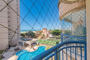 A pool area with lounge chairs and a view of the ocean. - It's on the sea Balance - Unique Experience in Beautiful Designed Flat, Oceanview 2Q, 2WC (Fortaleza)