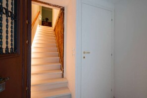 Een trap die leidt naar een kamer met een witte deur.