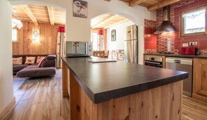 Wasserkocher mit Kaffee-/Teezubehör, Kühlschrank, Mikrowelle, Ofen