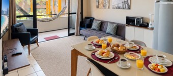 Beautiful Apartment, Condominium by the Sea!