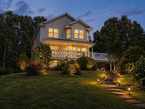 Escape to Spacious, Family & Pet Friendly Waterfront retreat! With 5+ BRs 4 BAs.