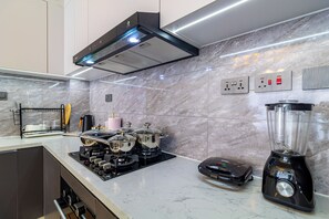 Réfrigérateur, micro-ondes, four, plaque de cuisson