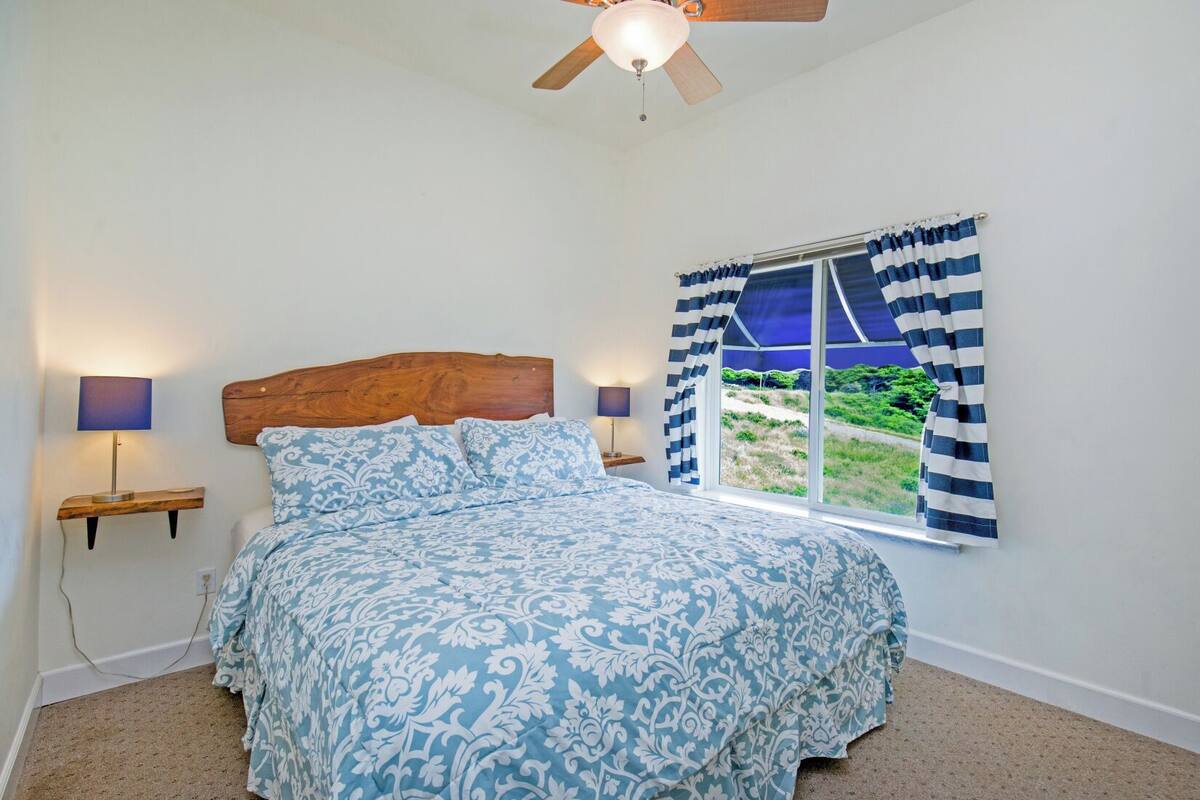 Deluxe Condo, Balcony | Iron/ironing board, free WiFi