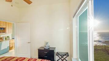 Deluxe Condo, Balcony, Ocean View | Iron/ironing board, free WiFi