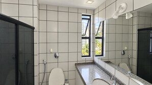 A modern bathroom with a toilet, bidet, and shower. - Ape Familia 3 Quartos 200m da Feirinha Beira mar (Fortaleza)