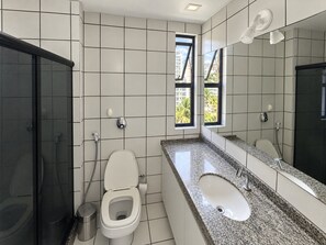 A modern bathroom with a toilet, bidet, and shower. - Ape Familia 3 Quartos 200m da Feirinha Beira mar (Fortaleza)