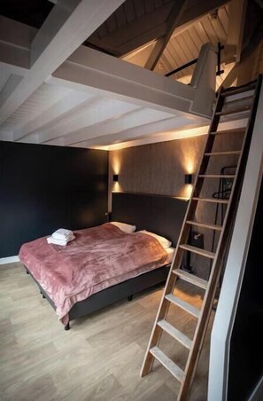 5 bedrooms, iron/ironing board, WiFi, bed sheets