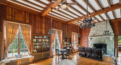 Fabulous 7-bedroom bed & breakfast in charming Newport with AC