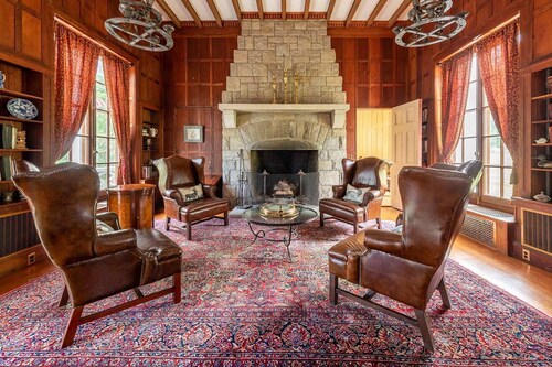 Fabulous 7-bedroom bed & breakfast in charming Newport with AC