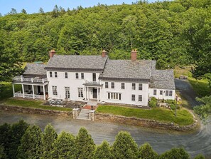 Exterior - Fabulous 7-bedroom bed & breakfast in charming Newport with AC (Newport)