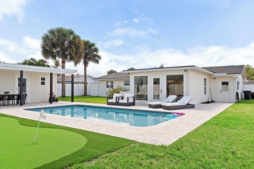 Beautiful Tequesta Home with a Private Pool & Putting Green