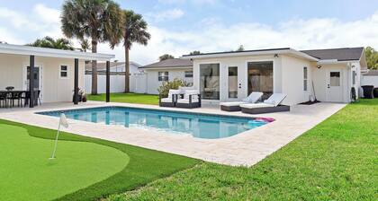 Beautiful Tequesta Home with a Private Pool & Putting Green