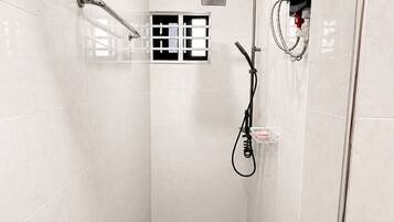 Serviettes fournies, papier toilette