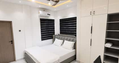 Modern 2BR Apartment | Starlink Wi-Fi | Free Parking