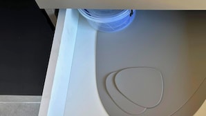 A drawer with a white interior and a black bottom edge. - Casiraaaaa (Purmamarca)