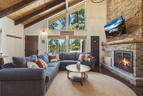 Cozy Alpine Retreat | BBQ, Views + Fireplace
