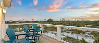 Gulf View Home w/ Beachfront Patio