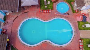 2 piscinas al aire libre